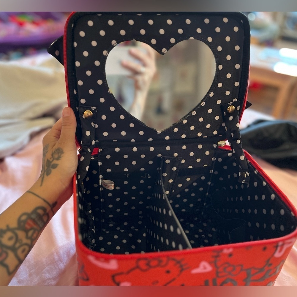 Never used. Very Rare 2009 Sanrio Hello Kitty MakeUp Case. - Picture 4 of 7